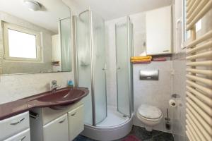 a bathroom with a sink and a shower and a toilet at Bungalow am Wassergrundstück in Wendisch Rietz