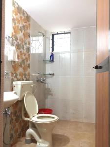 BardezにあるMaria guest houseのトイレとシャワー付きのバスルーム +24枚の写真