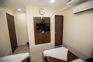 Postel nebo postele na pokoji v ubytování Hotel J D Residency