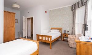 A bed or beds in a room at Lauriston Hotel