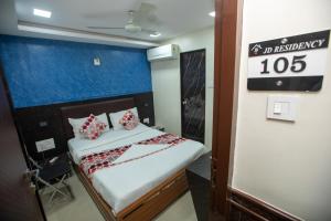 Postel nebo postele na pokoji v ubytování Hotel J D Residency