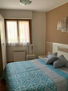 ein Schlafzimmer mit einem blauen Bett mit zwei Kissen in der Unterkunft Apartamento Rural Lago Enol in Cangas de Onís