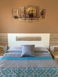 ein Schlafzimmer mit einem Bett mit einem Fahrrad an der Wand in der Unterkunft Apartamento Rural Lago Enol in Cangas de Onís