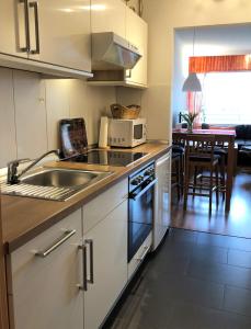 una cucina con lavello e microonde di Strandhotel S33-213 a Heiligenhafen
