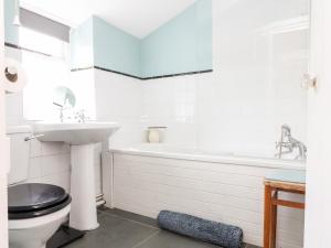 Koupelna v ubytování Trelash Cottage + 24 fotografií