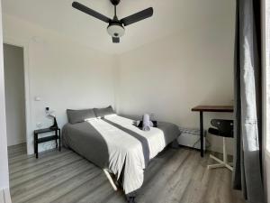 a bedroom with a bed with a ceiling fan at Hermoso piso con vistas en Part Alta de Tarragona! in Tarragona