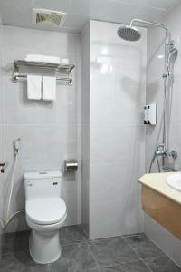 Ett badrum på Van Nam Hotel
