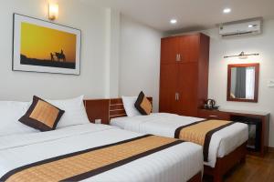 Łóżko lub łóżka w pokoju w obiekcie Van Nam Hotel