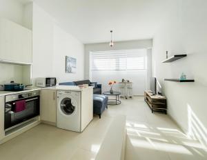 Kitchen o kitchenette sa SOHO Cozy 55sqm Studio in Athens