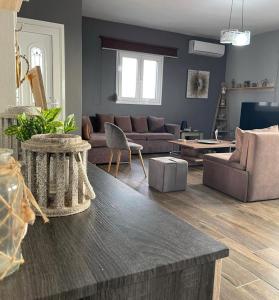 ein Wohnzimmer mit einem Sofa und einem Tisch in der Unterkunft House of Sunset - Tranquility - View - Relaxation in Sívas