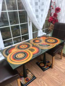 een tafel met een schilderij erop bij The Laurels Bed and Breakfast in Cardiff