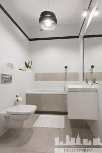 biała łazienka z toaletą i umywalką w obiekcie Millennium Awangarda Grey w Warszawie