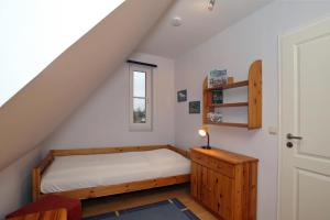 - une petite chambre avec un lit et une fenêtre dans l'établissement Ferienhaus Am Fulgenbach, à Klein Bollhagen