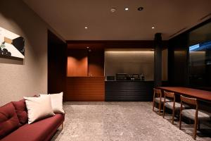 - un salon avec un canapé et une table dans l'établissement HOTEL KYOTOLOGY, à Kyoto