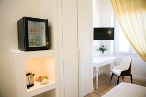 A television and/or entertainment centre at Viale Italia Boutique Rooms