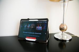 A television and/or entertainment centre at Viale Italia Boutique Rooms