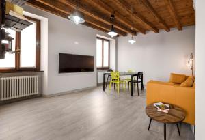 een woonkamer met een bank en een tafel bij Flats4Rent Irene in Verona