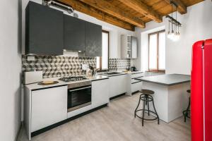 een keuken met witte kasten en een fornuis met oven bij Flats4Rent Irene in Verona