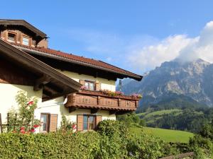 レオガングにあるApartment with garden in Leogang Salzburgの山々を背景に望むバルコニー付きの建物