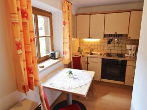 Kitchen o kitchenette sa Apartment with garden in Leogang Salzburg