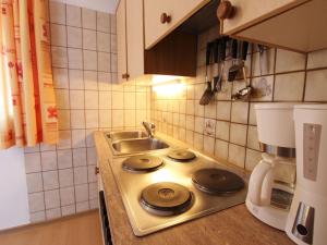 Kuchyňa alebo kuchynka v ubytovaní Apartment with garden in Leogang, Salzburg + 29 fotografií