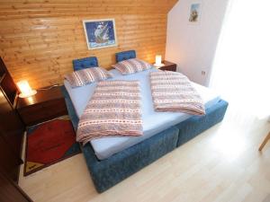 ein Schlafzimmer mit einem Bett mit zwei Kissen darauf in der Unterkunft Holiday home in Carinthia near Lake Klopeiner in Eberndorf