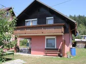 una casa de color rosa y negro en Holiday home in Carinthia near Lake Klopeiner, en Eberndorf