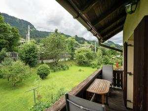balkon ze stołem i widokiem na podwórko w obiekcie Apartment Kitzbuhel near Ski Slopes w mieście Kitzbühel
