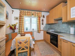 Kuchnia lub aneks kuchenny w obiekcie Apartment Kitzbuhel near Ski Slopes