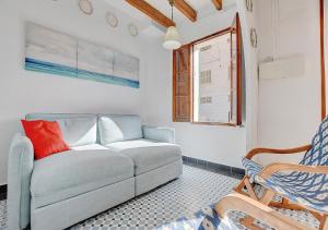 sala de estar con sofá y silla en Alvaro Oliver House by Slow Villas en Porto Cristo