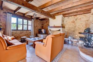 A seating area at Villa Can Pujadas by Slow Villas
