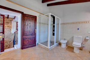 A bathroom at Villa Can Pujadas by Slow Villas