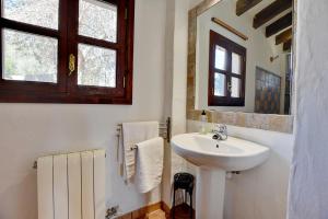 A bathroom at Villa Can Pujadas by Slow Villas