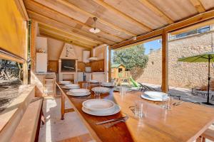 A kitchen or kitchenette at Villa Can Pujadas by Slow Villas