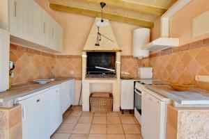 A kitchen or kitchenette at Villa Can Pujadas by Slow Villas Még 32 kép