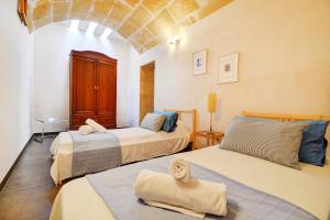 una camera con due letti e una camera con di Amilcar House by Slow Villas a El Arenal