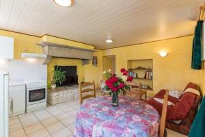 una sala de estar con una mesa con un jarrón de flores. en Gîte à Confracourt, en Confracourt