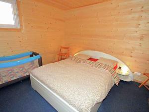 ein kleines Schlafzimmer mit einem Bett und einem Stuhl in der Unterkunft Apartment in Umhausen near the ski area in Umhausen