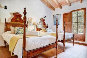 1 dormitorio con 2 camas en una habitación en Villa Aubons by Slow Villas, en Crestatx
