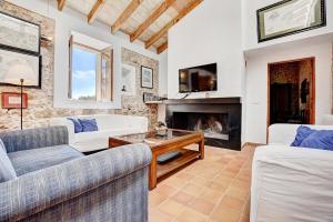 sala de estar con 2 sofás y chimenea en Villa Aubons by Slow Villas, en Crestatx