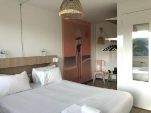 Voodi või voodid majutusasutuse Hôtel Heod - Binic - Saint-Quay-Portrieux toas