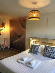 Rúm í herbergi á Hôtel Heod - Binic - Saint-Quay-Portrieux