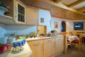 a kitchen with a table with a plate of food at Appartements Metzgerhof in Niederau