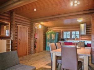Posedenie v ubytovaní Cosy chalet in Tyrol with a private garden + 23 fotografií