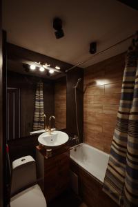 a bathroom with a sink and a bath tub at Квартира в центре Чаплин in Petropavlovsk