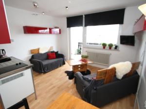 uma sala de estar com dois sofás e uma cozinha em Apartment in Maria Alm directly on the ski slopes em Maria Alm am Steinernen Meer