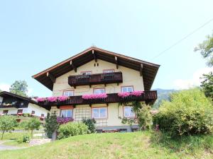 ホップフガルテン・イム・ブリクセンタールにあるHuge Holiday Home in Hopfgarten im Brixental near Ski Liftの丘の上の家