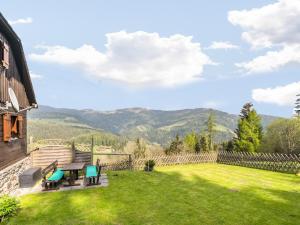 バート・ザンクト・レオンハルト・イム・ラヴァントタールにあるHoliday home in Bad St Leonhard in Carinthiaの山の景色を望む庭園