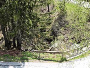 un conjunto de escaleras con una valla en una colina en Chalet in Nassfeld ski area in Carinthia, en Sonnenalpe Nassfeld