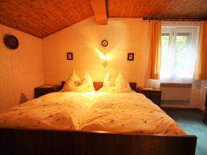 Łóżko lub łóżka w pokoju w obiekcie Chalet Nassfeld near Ski Slopes